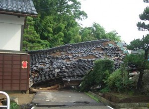 地震で倒壊した家屋1